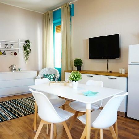 Villa Aurelia -Seafront Apartment With Patio Флумини-ди-Кварту Экстерьер фото