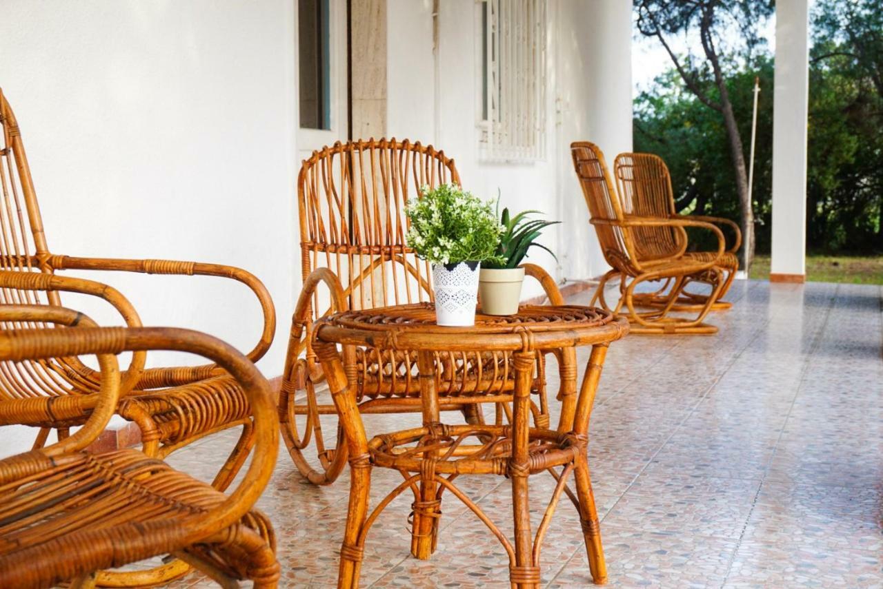 Villa Aurelia -Seafront Apartment With Patio Флумини-ди-Кварту Экстерьер фото