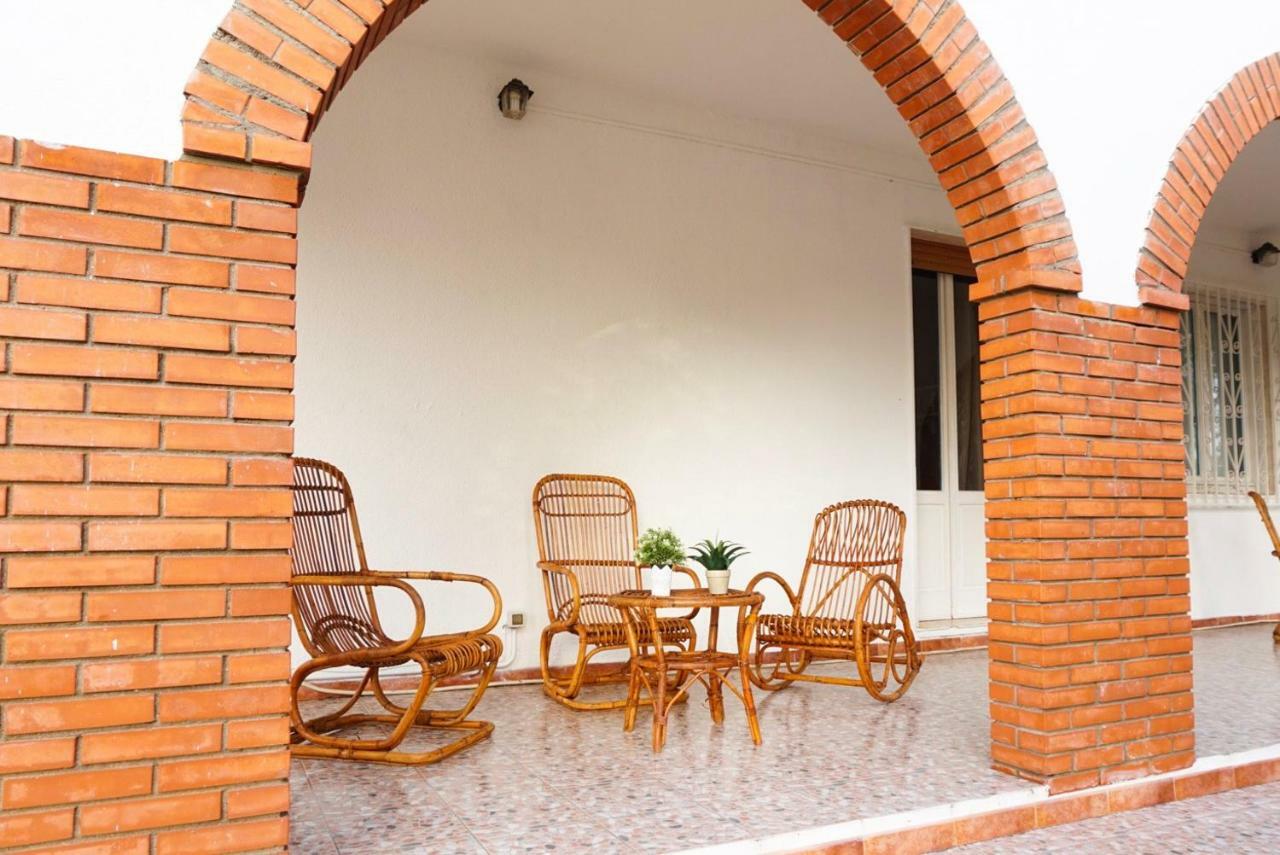 Villa Aurelia -Seafront Apartment With Patio Флумини-ди-Кварту Экстерьер фото