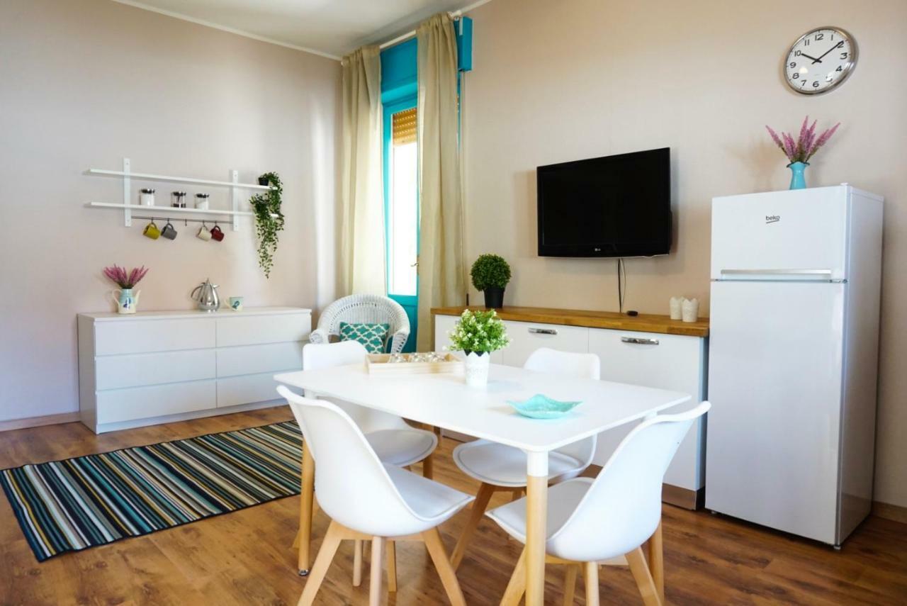 Villa Aurelia -Seafront Apartment With Patio Флумини-ди-Кварту Экстерьер фото